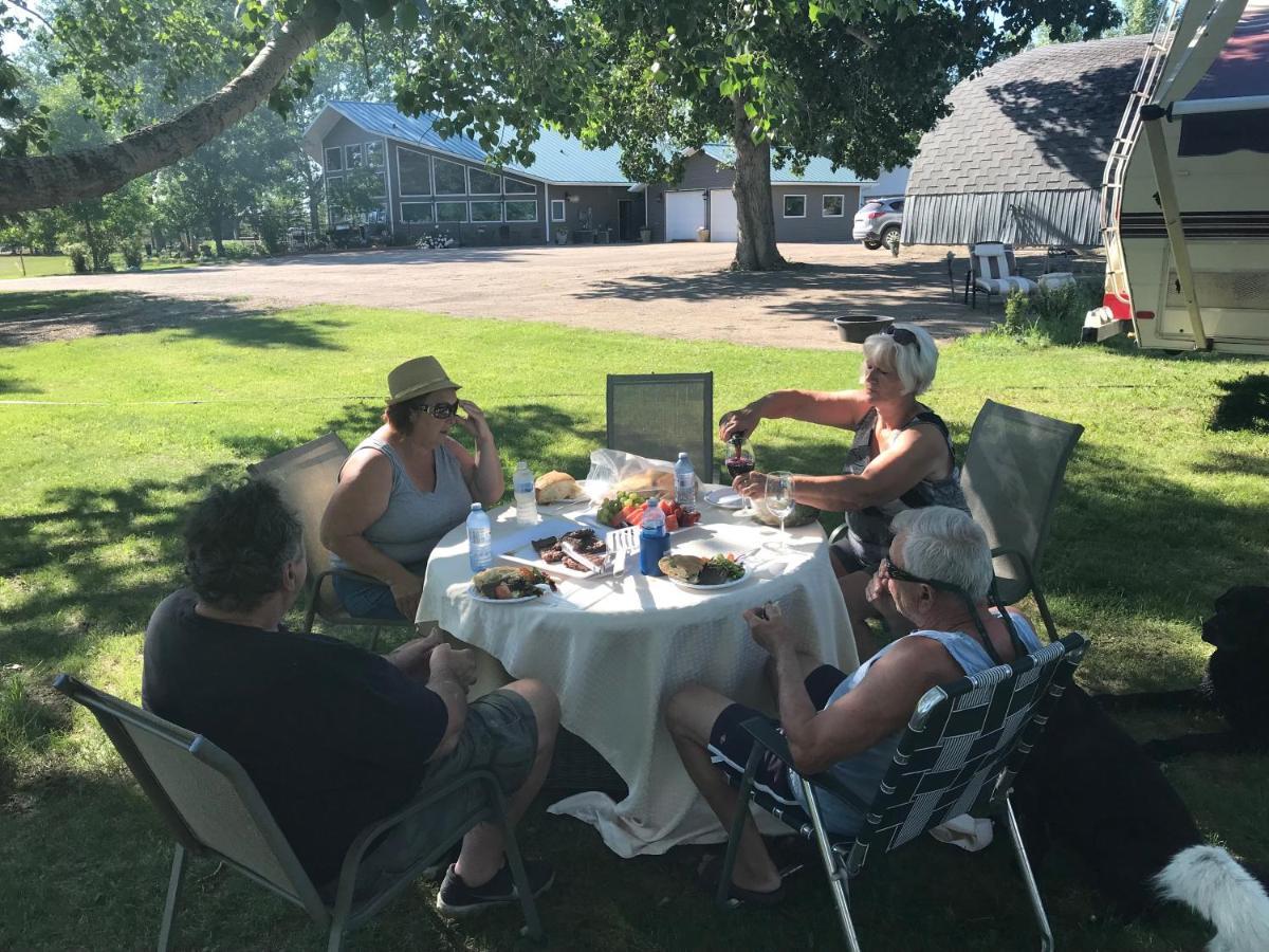 Rolling Hills Country Resort Bed And Breakfast Three Hills Exteriör bild